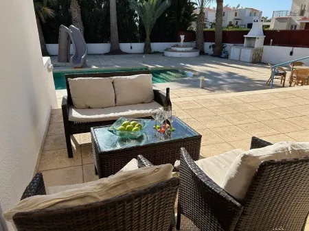 Amazing 3 bedroom Bungalow in the heart of Coral Bay close to centre and beach