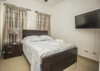 Luxurious 3-Bedroom Condo near Airport & HOMS