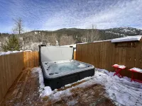 Mountain getaway w/ hot tub & heated garage Các khách sạn ở Crowsnest Pass