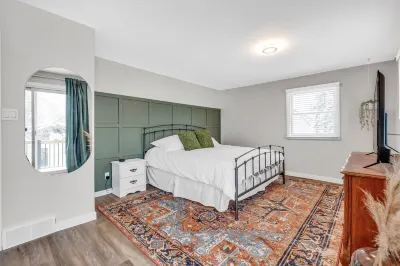 Cozy 4 BR Home in Cornwall Hotels near Moores Clothing for Men