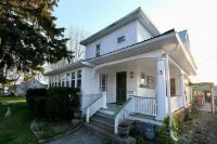 Cozy Corner Retreat - Pool, Sunroom, 0.7 Acres, 5 Minutes to the Beach