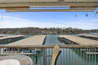 GORGEOUS LAKEFRONT condo with BEACH, 2 pools, and AMAZING views! Hotel a Osage Beach