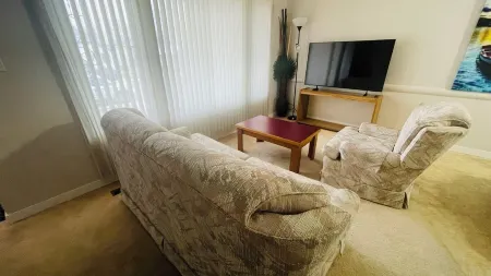 Beautiful & Bright 03 Bedrooms on the main floor. Отели рядом с достопримечательностью «Университет Реджайна»