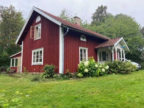 Charming Swedish cottage in dreamlike nature with lots of peace and quiet - โฮมสเตย์