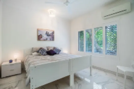 Beautiful Clean 2Bdrm Apartment Nightcliff Uniting Church周辺のホテル