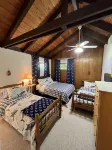 Lakefront/Private Cove, Hot Tub, Boats, Woods, & 3 Beaches