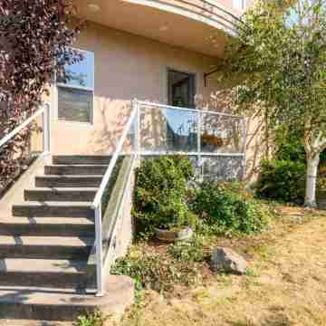 Suite Magnolia. Steps to Downtown & Breweries. Modern 2 bedroom apt w/fireplace. Others