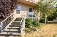 Suite Magnolia. Steps to Downtown & Breweries. Modern 2 bedroom apt w/fireplace. 鄰近Structures Brewing的酒店