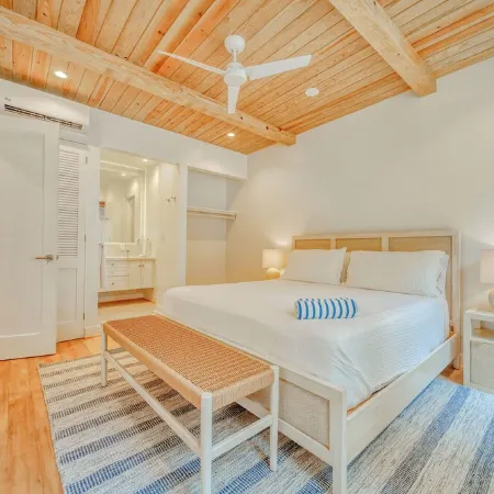 Modern Island Living – 2-Bed, 2-Bath Beachfront Condo at Watercolors Roatán E4