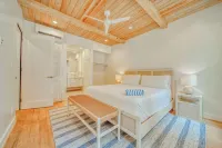 Modern Island Living – 2-Bed, 2-Bath Beachfront Condo at Watercolors Roatán E4