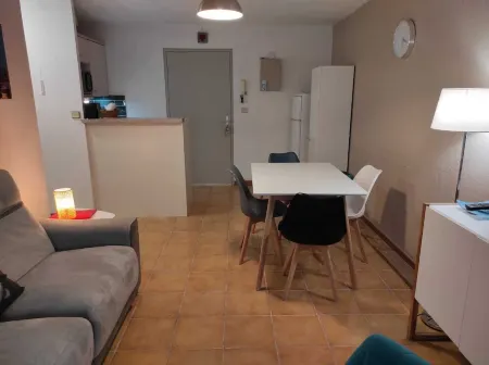 Cosy 2-bedroom apartment 100m from the picturesque port of Le Brusc Отели рядом с достопримечательностью «Parc Aventure de la Coudou»