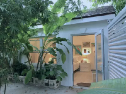 Bamboo House: Charming Private Tropical Oasis in the Heart of the Village.