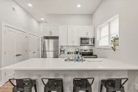 Artistic King Bed Apt w/Free Parking Built in 2023 Hotels in Conshohocken