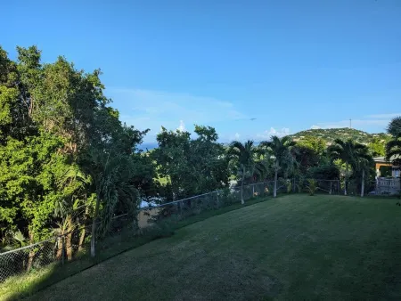 Repos Dans la Vallee Charming 2-bedroom apartment in lovely St Thomas Отели рядом с достопримечательностью «Парк Магенс Бэй»