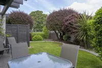 3 BR Holiday home - Steps to the lake and short, scenic stroll to town 달분화구 지열지대 주변 호텔