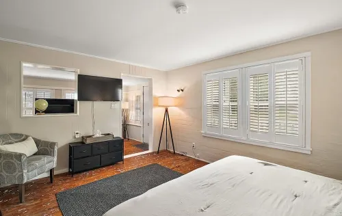 Location! Location! Location! in the Middle of Downtown Mt Dora!