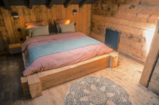 Magnificent chalet on a green island. 2 ponds, private sauna and jacuzzi