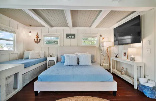 The Downtowner Cottage downtown Mt. Dora Location! Location! Location! Hotels in Mount Dora