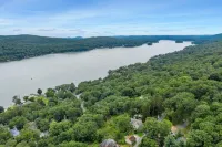 Chic, Cozy, Newly-Remodeled Cottage with Deck Hotels in Warwick