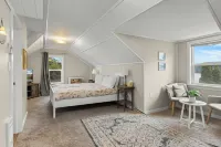 Oceanfront 3 Bed: Private Beach and Dock Access, Hot Tub , BBQ & Free Kayaks! Hotels in Sooke