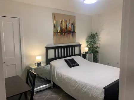 Modern, stylish, bright and peaceful 2 Bedroom New Suite. Fully licensed Отели рядом с достопримечательностью «Университет Саймона Фрезера»