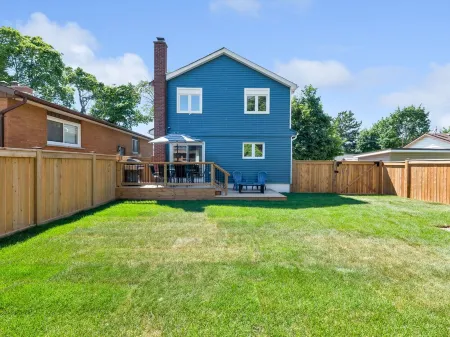 Modern 3 bed house, steps from beach and minutes from wineries. Pet friendly!