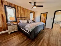 Luxurious pet friendly 4-bedroom cottage in Coe Hill with year round hot tub Hotels in Hastings County