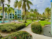 Endless Summer Family Retreat, Beach Front Condo + 5 Pools!