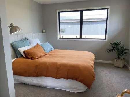 Bubbles Bach-dog friendly, close to beach & shops! Отели рядом с достопримечательностью «Tasman Holiday Parks - Waihi Beach»