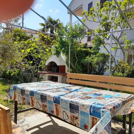 Apartment Tihana with 2 bedrooms and garden view, family-friendly Отели в г. Крк