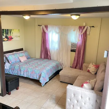 Convenient and clean studio near the beach and Newport.