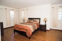 Gimli: Luxury 2 Story Villa - 3 min from the beach!!!