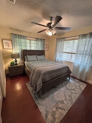 Fantastic Lakefront Home With Private Yard and Pool Hotels near Fort Lauderdale Executive Airport