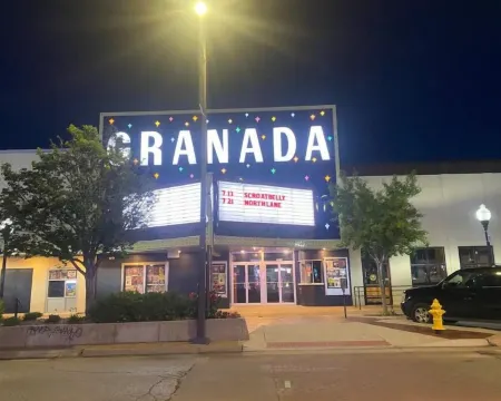 Park View apartment on Mass St downtown Lawrence Отели в г. Дуглас