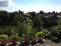 Quiet small apartment for 2 (max. 4) people near the center with lake view Hotels in 