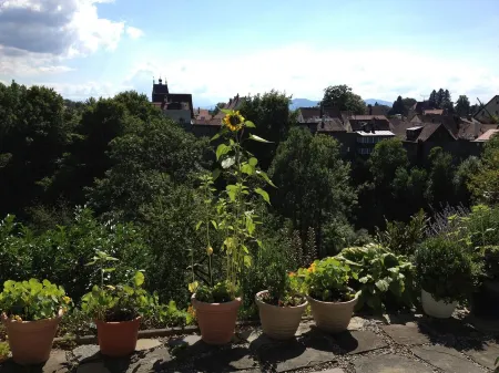 Quiet small apartment for 2 (max. 4) people near the center with lake view