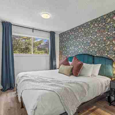 4BR 2000sqft Chalet by DT: 15mins to Banff,  Epic MTN Views, 2-min Walk to Shops Rooms