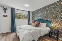 4BR 2000sqft Chalet by DT: 15mins to Banff,  Epic MTN Views, 2-min Walk to Shops