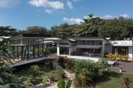 Luxury Villa with High-Speed Wi-Fi, Salt Water Pool, Fire Pit & Roof Terrace!!