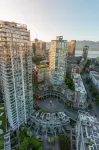 Large, Modern 4 Bedroom Sub-Penthouse with View, Pool and Parking