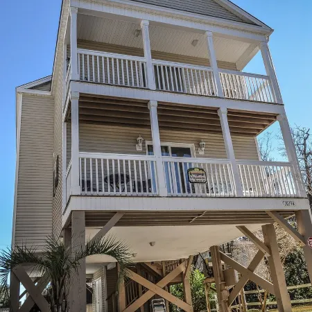 Feels like home! This spacious & cozy beach house is a short walk to the beach!