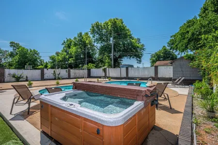 30 Min to OU!  Spacious 5 Bedroom Home with Private Pool and Hot Tub