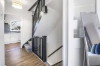 Elegant 4BR House Near City Centre Angus Suites
