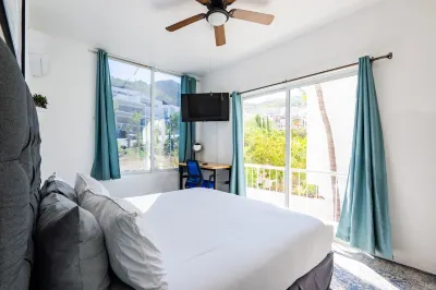 Large villa with private pool walk to the beach and downtown Hotels in 