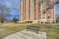 Ideally Located Studio w/ Off-street Parking! - 3 stjerner