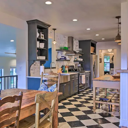 Beautiful Hill Country Cottage - Walk to Downtown!