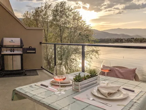 Desert Surfside Waterfront Accommodations - Parkering
