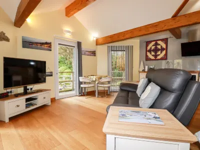 Brambleside Lodge Hotels near New Look