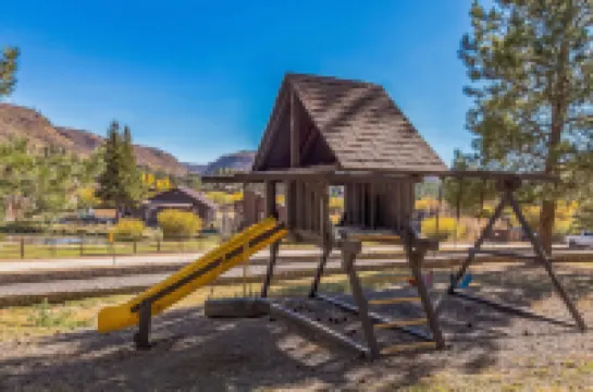 Cozy Cabin Retreat With Scenic Views 2 Bedroom Cabin