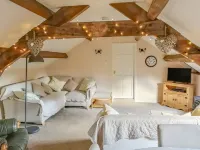 Hen Ysgubor Cottage Hotels in Llanycil